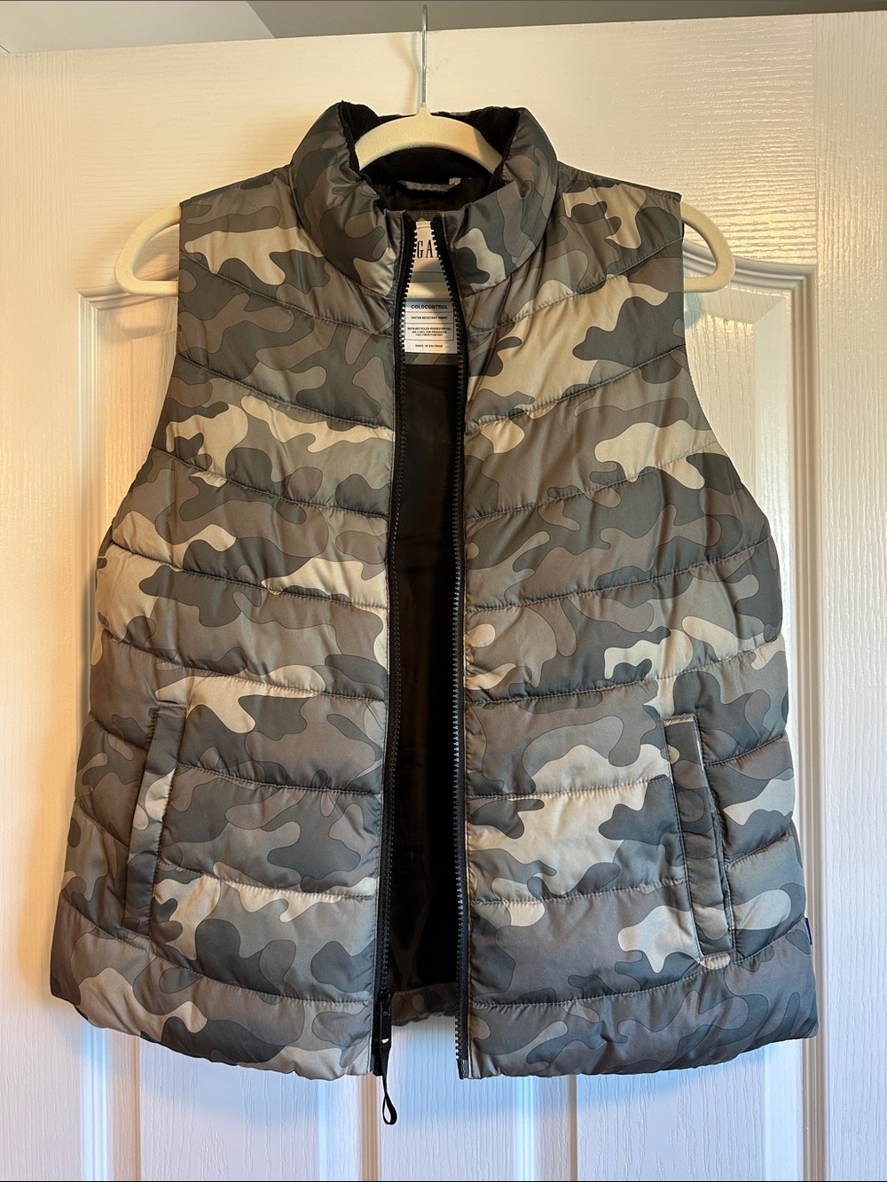 Gap Women’s Camo Puffer Vest - Gray Camo